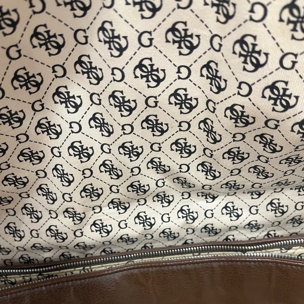 Beautiful Guess messenger bag.